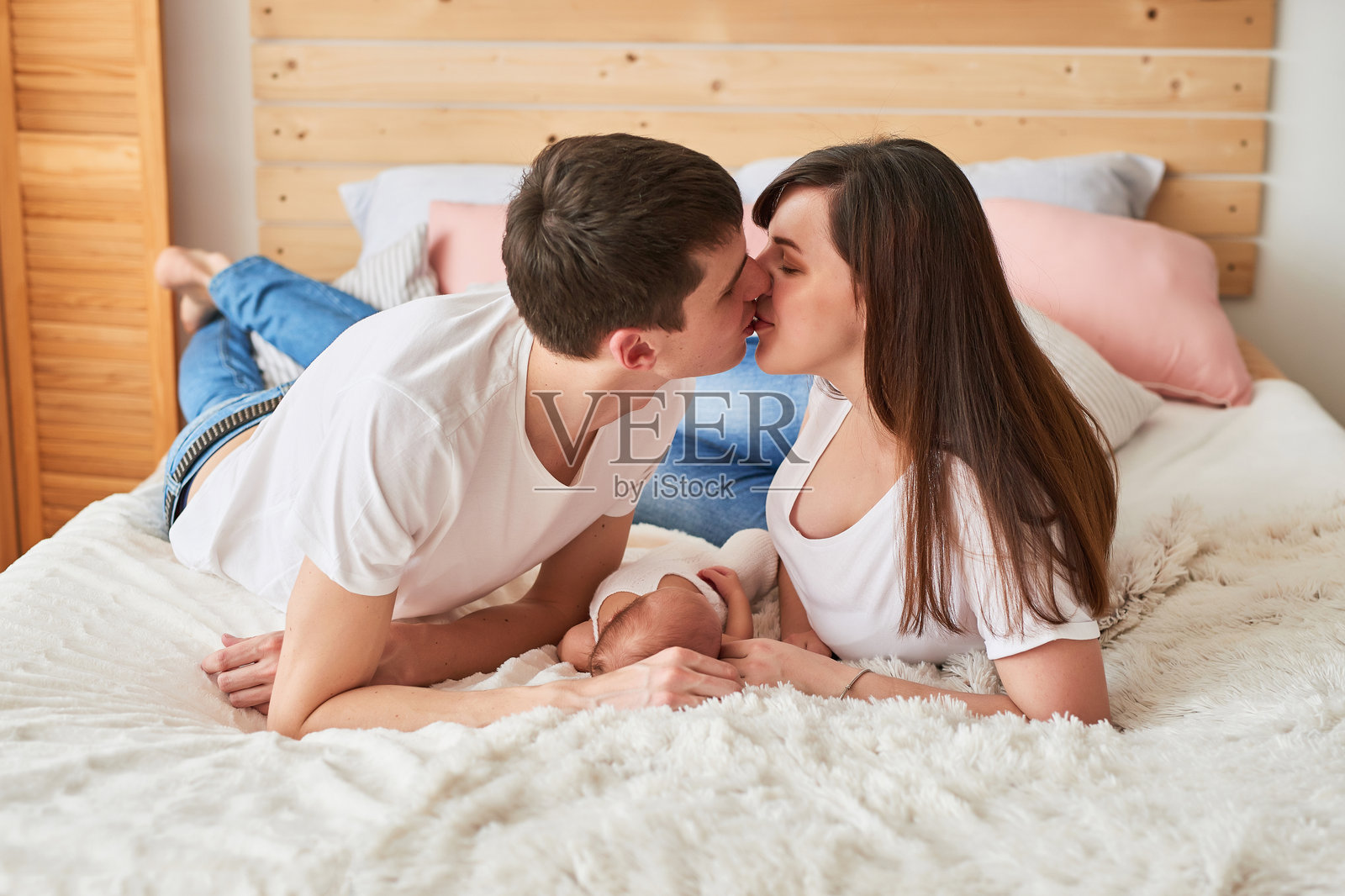 睡着的新生儿。健康的孩子,医院和幸福母亲的概念。婴儿。快乐的怀孕和分娩。儿童主题。婴儿和儿童用品。照片摄影图片