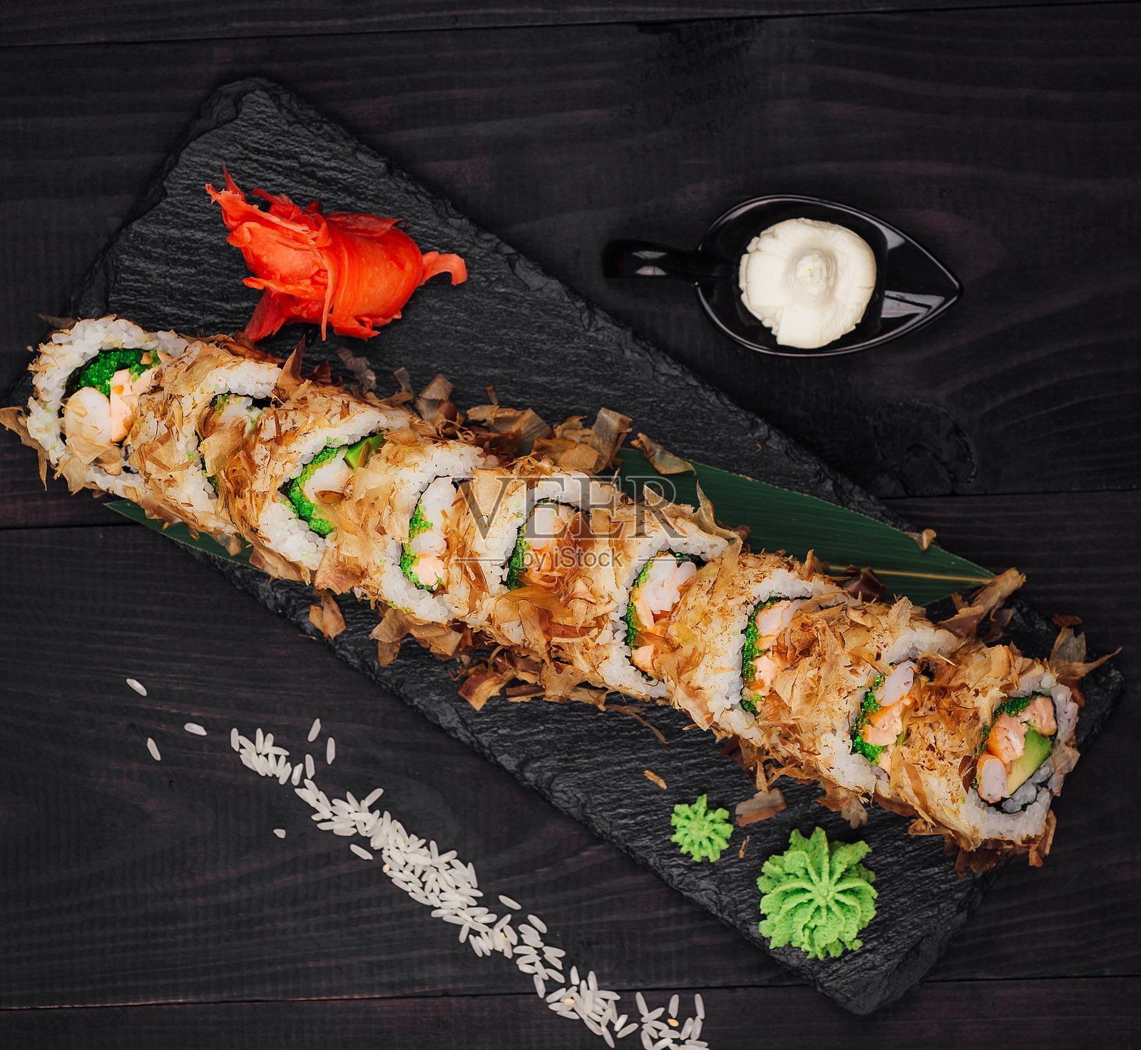 天妇罗寿司卷在黑色石板托盘上呈现照片摄影图片