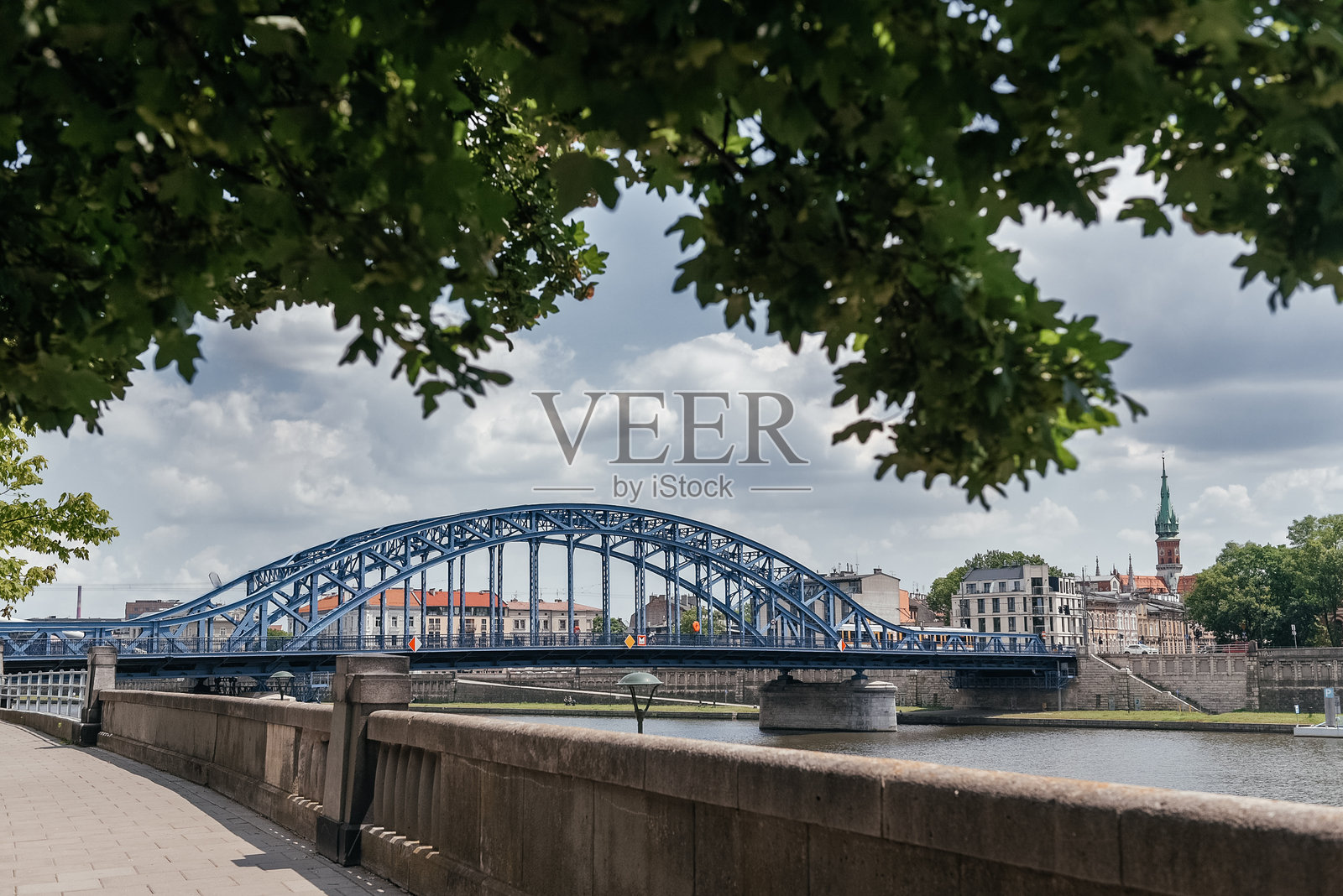 克拉科夫蓝色钢桥横跨维斯瓦河的美丽景色照片摄影图片