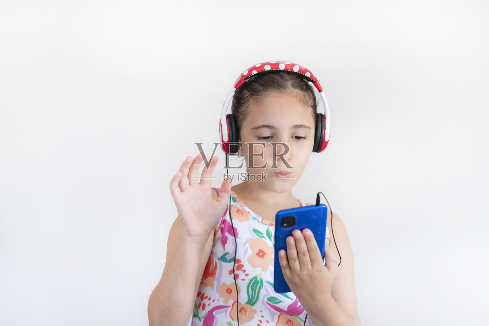 可爱的女孩在使用智能手机照片摄影图片