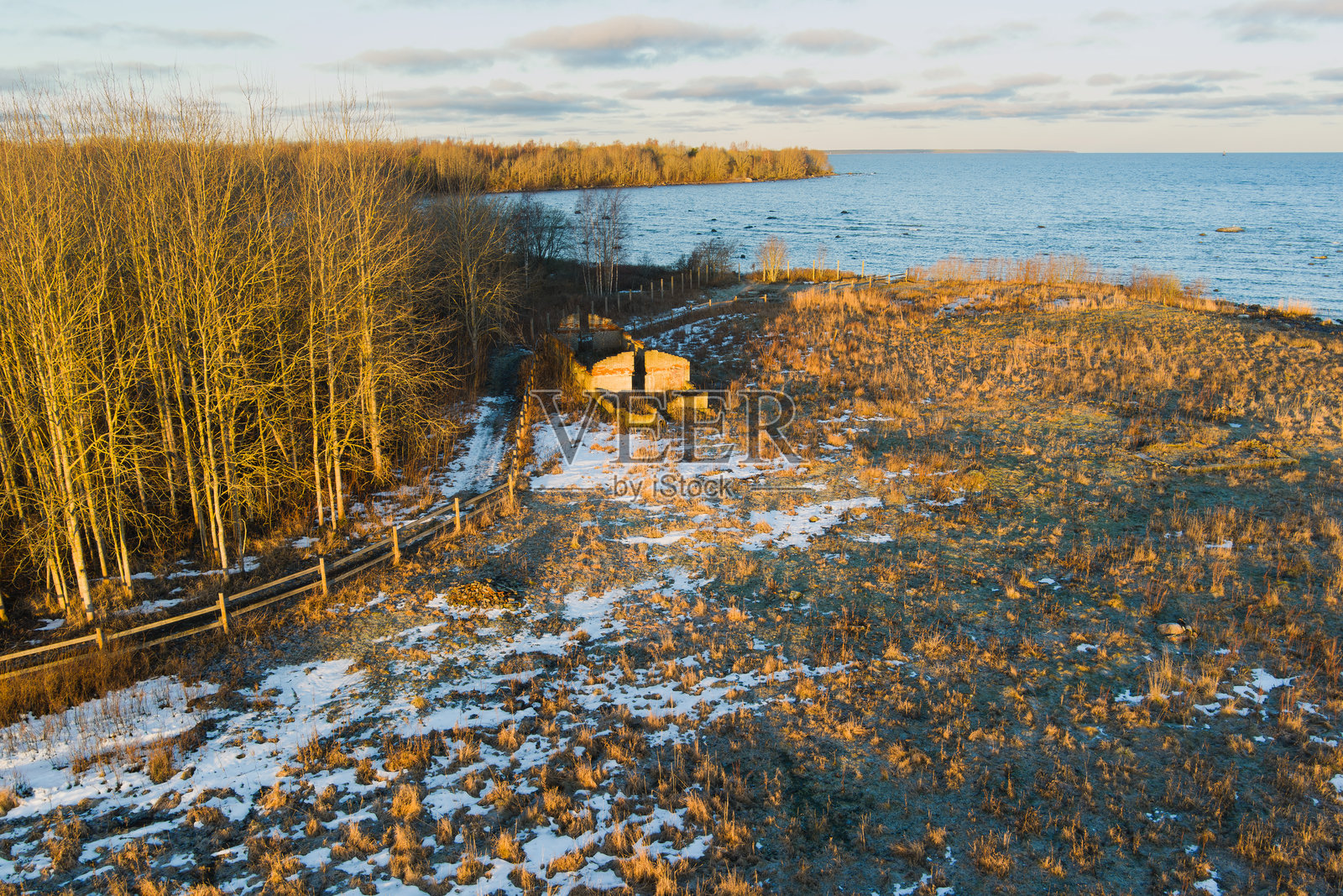 帕尔雅萨雷的幽灵:被雪覆盖的废弃建筑。照片摄影图片