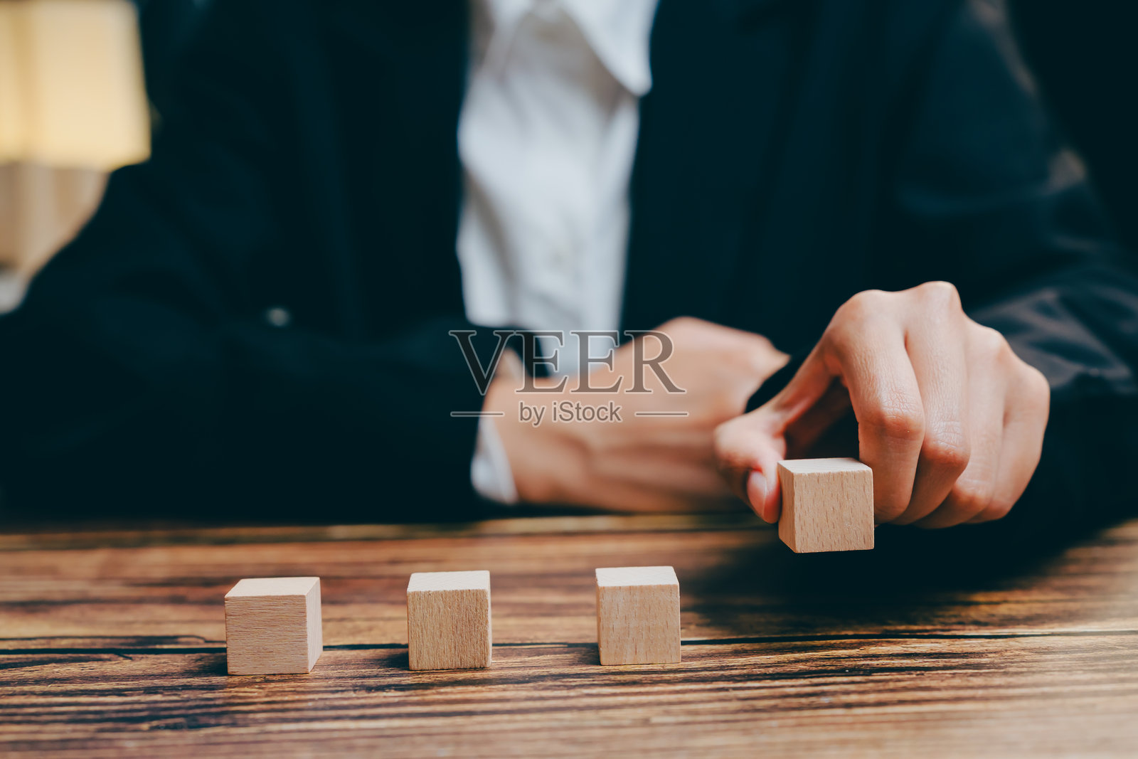 商务人士在办公室桌子上排列木块,商业概念照片摄影图片