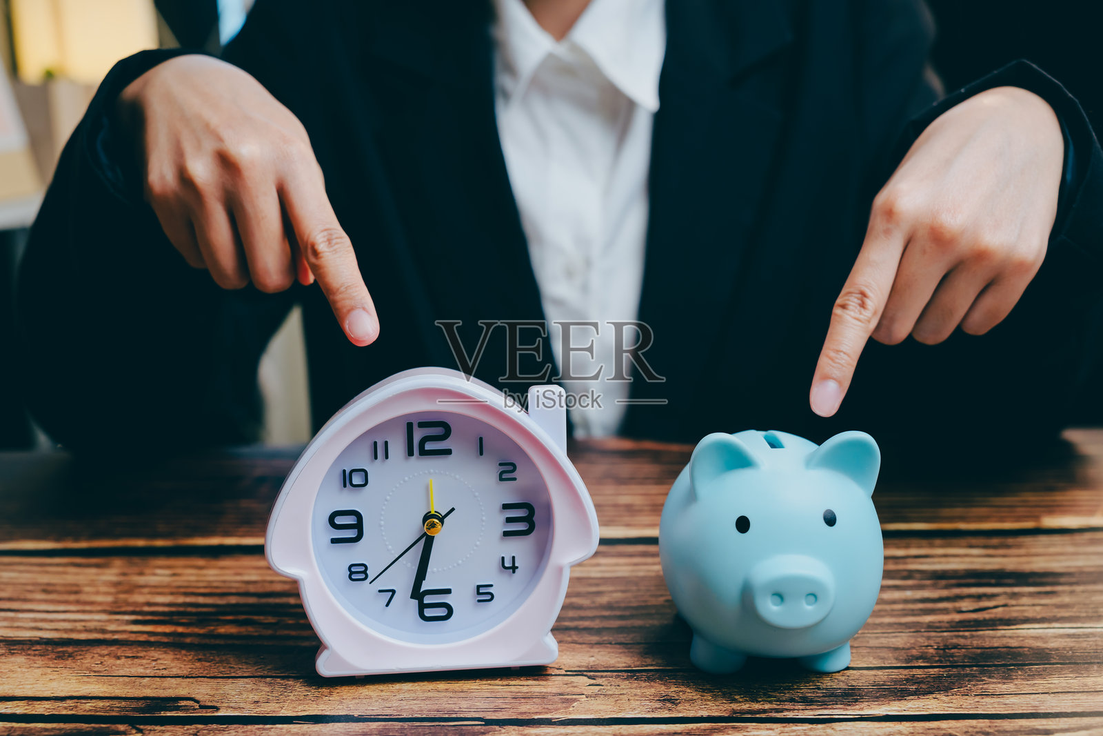 时钟和储蓄罐代表时间和金钱管理概念,商业理念照片摄影图片