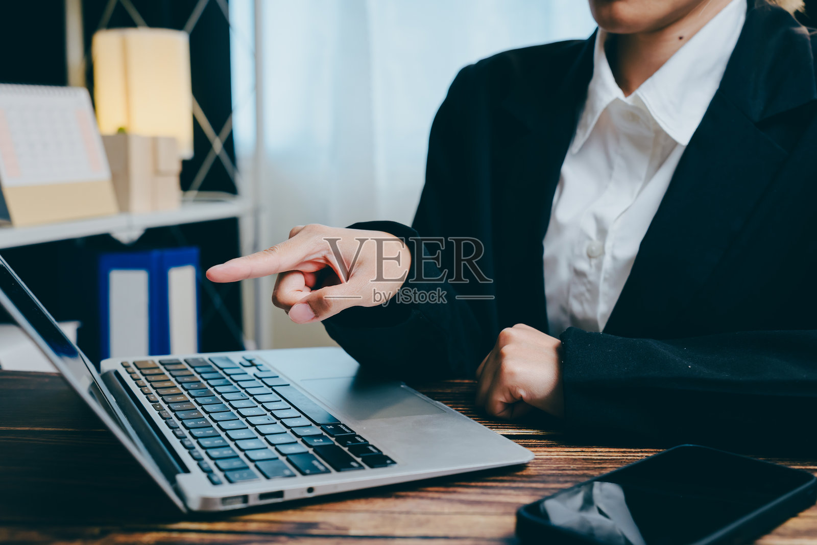 专注表情的女商人在桌子上使用笔记本电脑,商业概念照片摄影图片