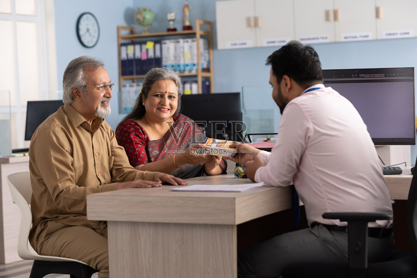 老年夫妇与财务顾问会面照片摄影图片