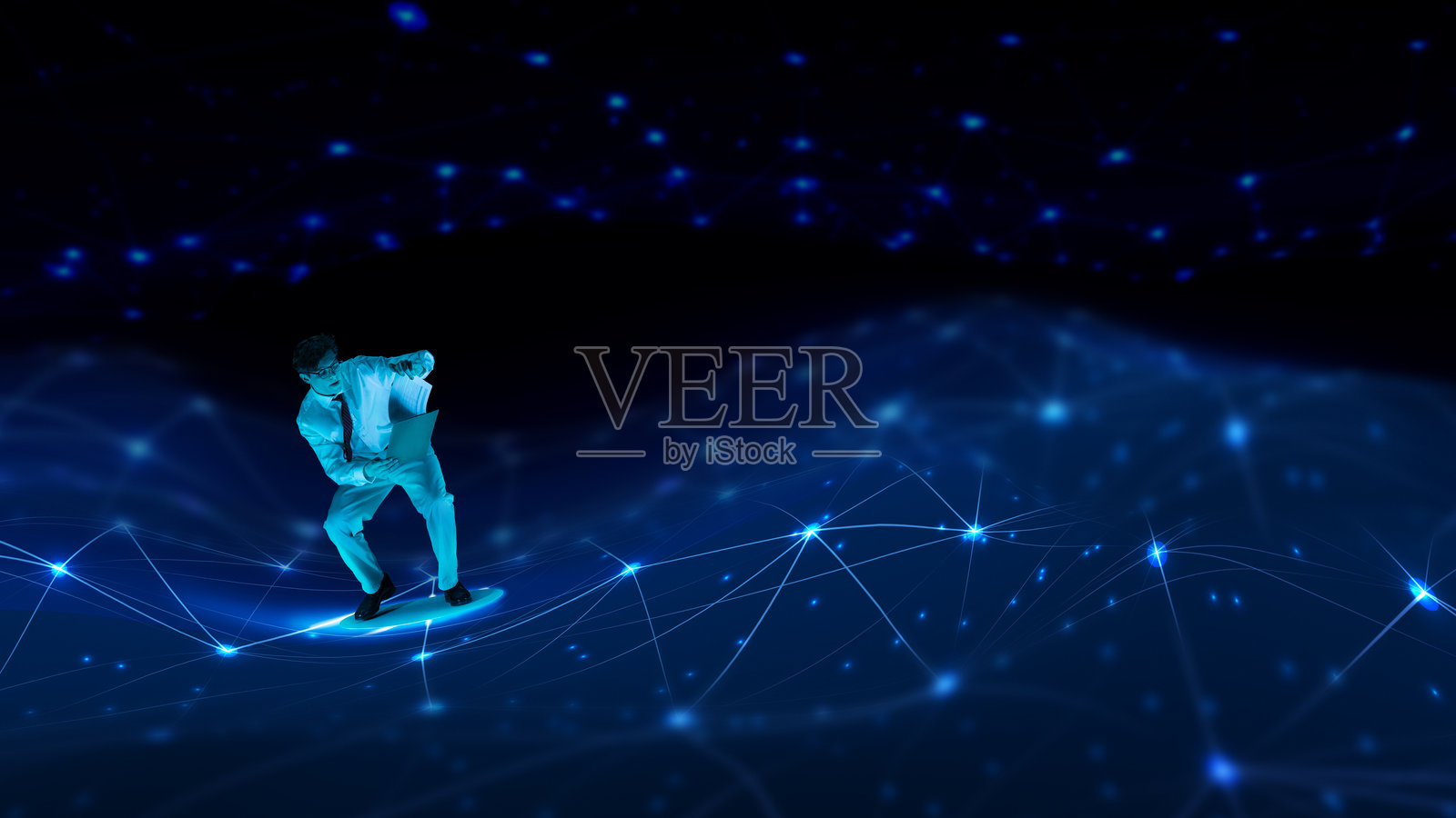 一个在蓝色网络上保持平衡的男人,体现了编程专业知识、数字协作和高科技创业精神。合成图像。拼贴画。照片摄影图片