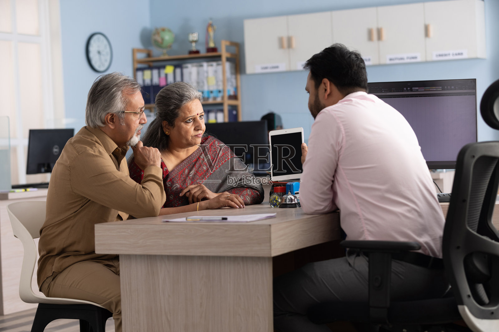 老年夫妇与财务顾问会面照片摄影图片