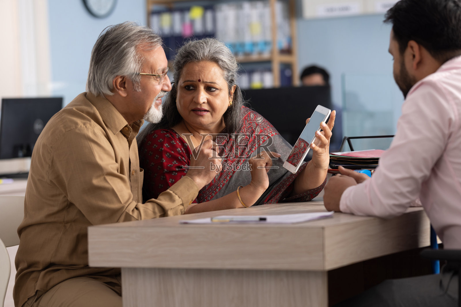 老年夫妇与财务顾问会面照片摄影图片