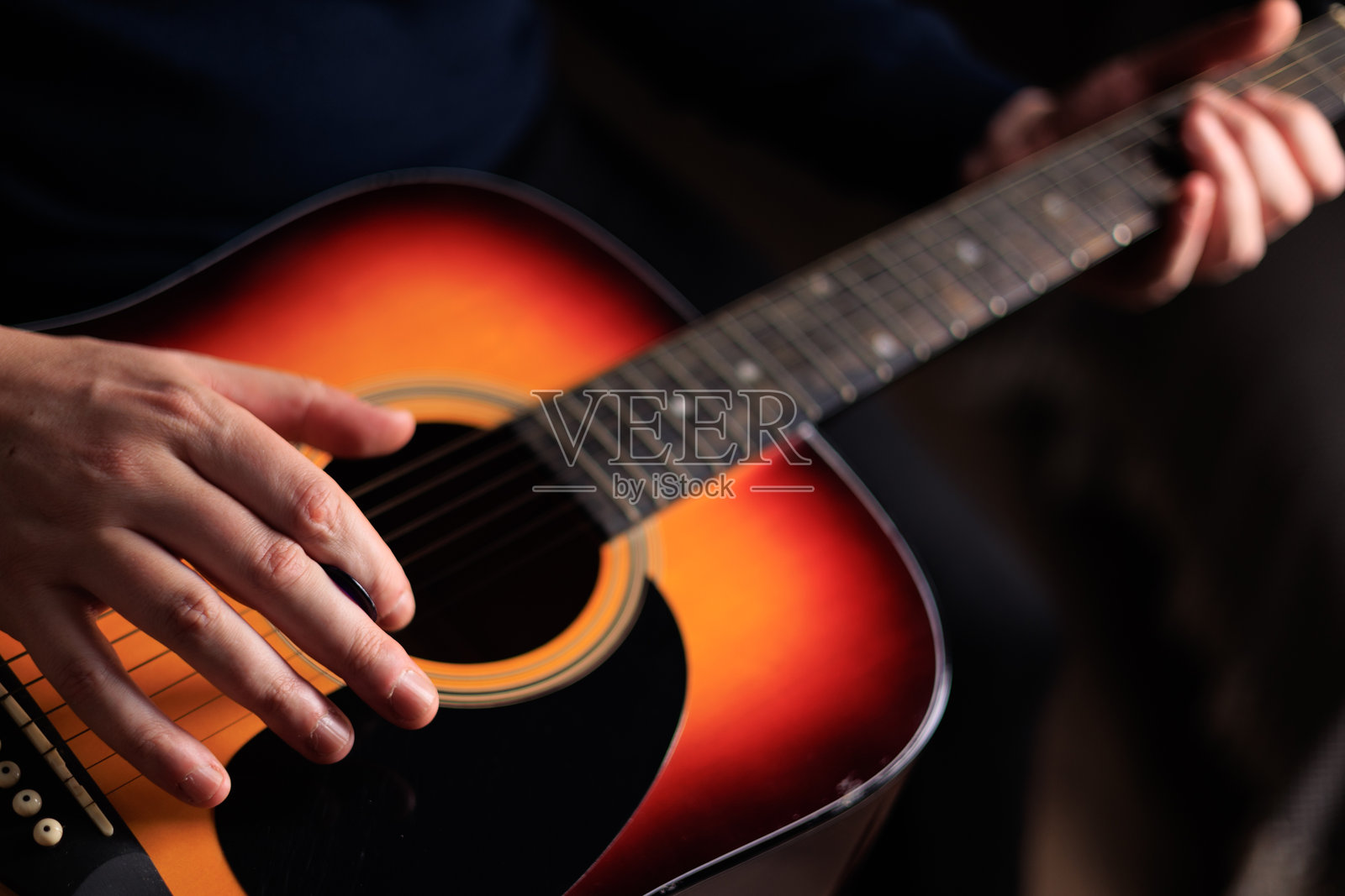 特写演奏木吉他照片摄影图片