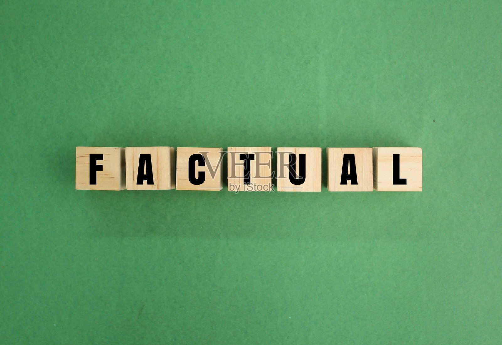 带有“事实”字样的木块。关注实际情况的内容。评论与事实信息的混合。照片摄影图片