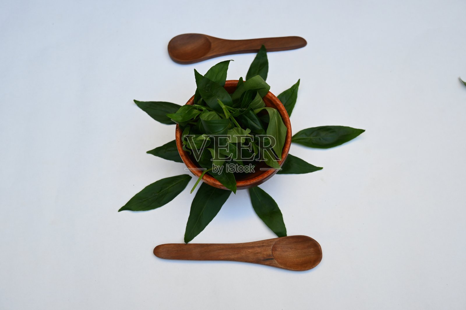 木碗中的穿心莲叶。照片摄影图片