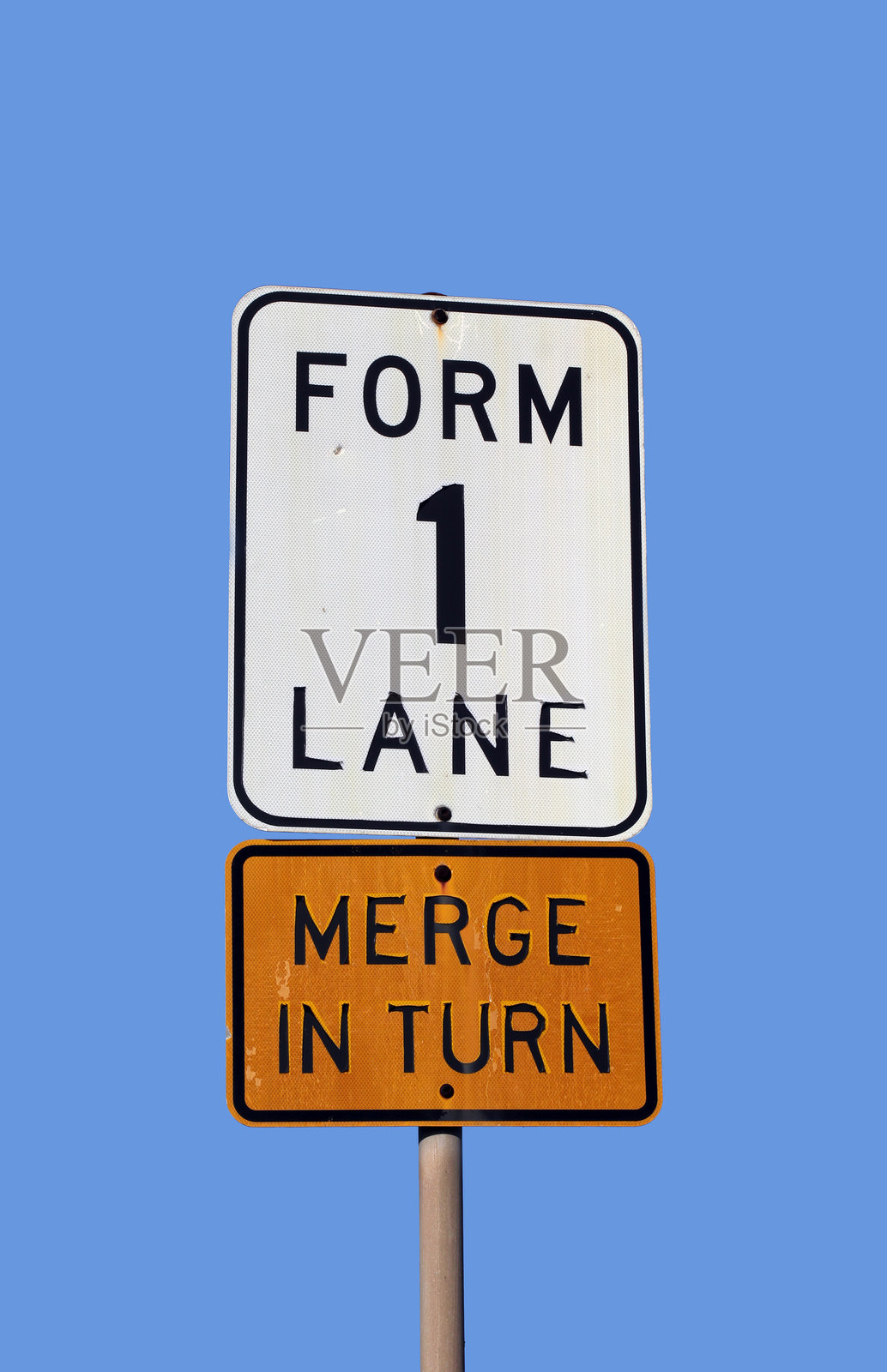 在晴朗的蓝天背景下的“单行道”和“依次合并”路标照片摄影图片