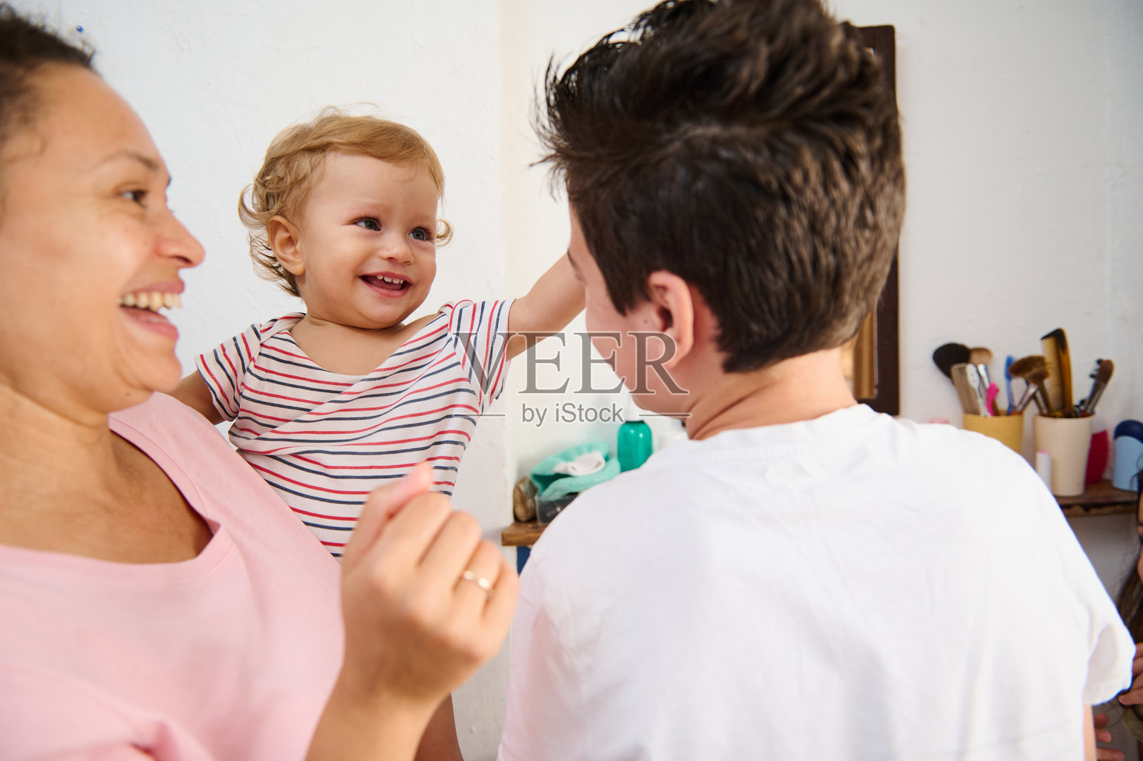 快乐的家庭时光,微笑的成年人和快乐的孩子在一起照片摄影图片