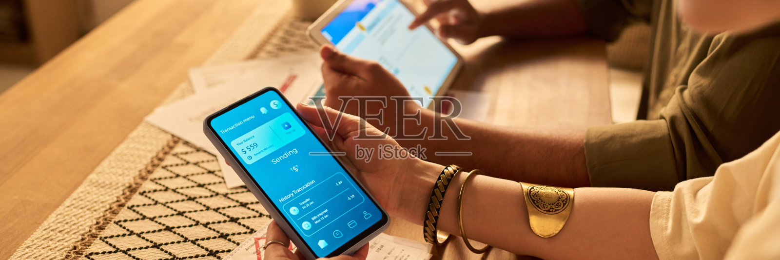 在平板设备上协作进行在线购物照片摄影图片