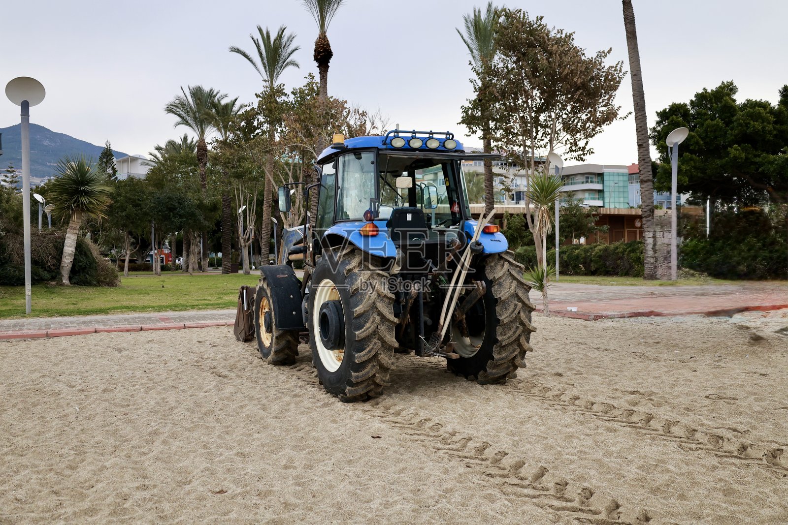 海滩上的拖拉机照片摄影图片
