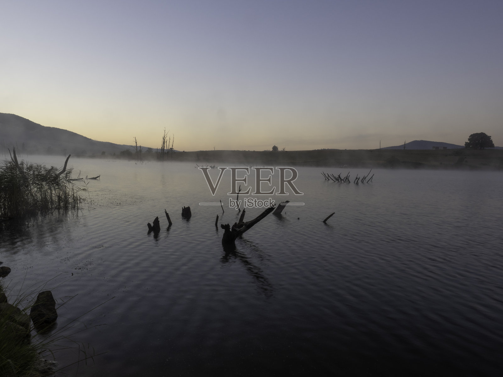 湖面上的宁静清晨照片摄影图片