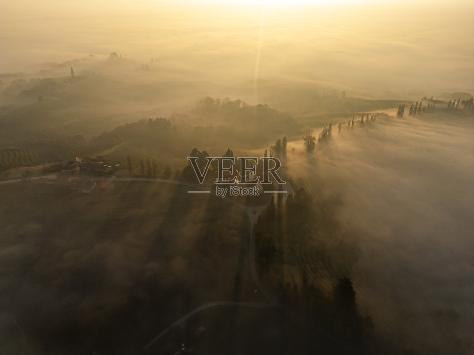 宁静的教堂在壮丽的日出和雾气中照片摄影图片