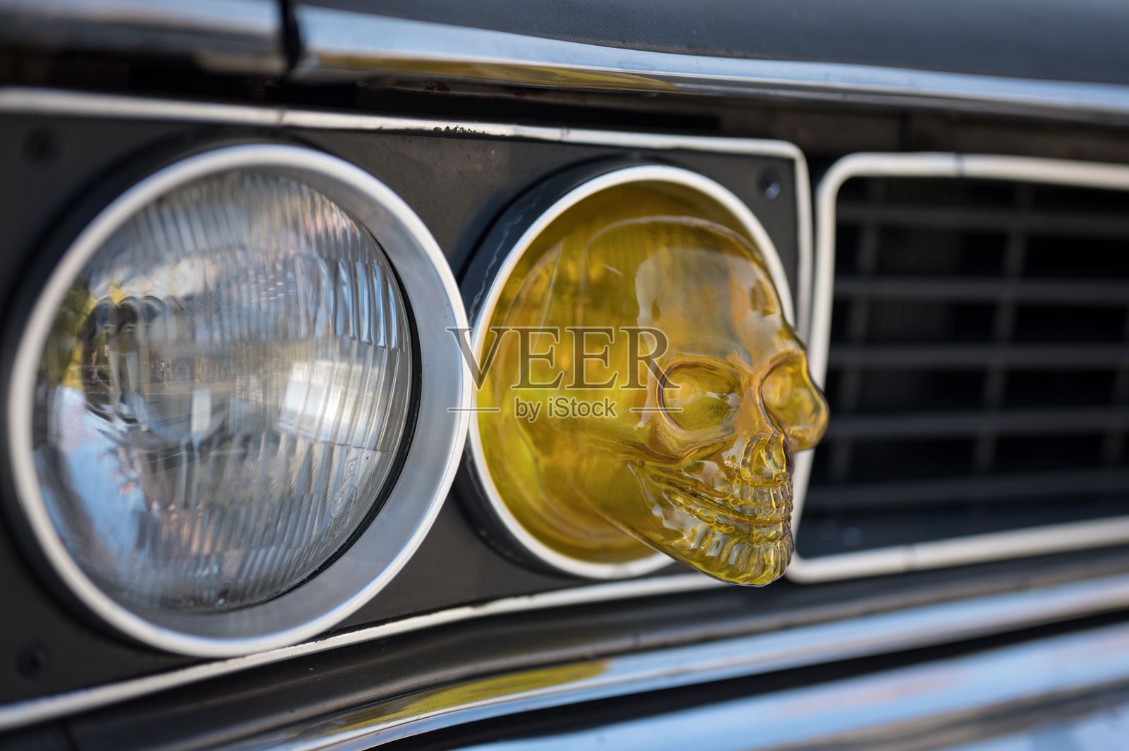 经典美式汽车上的骷髅形状圆形黄色车头灯照片摄影图片