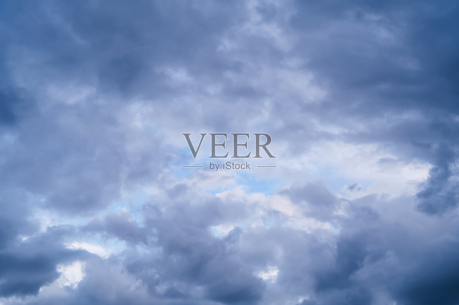 黄昏时分的暮光,夕阳下的天空,蓝色光线映照着晚上的云朵。照片摄影图片