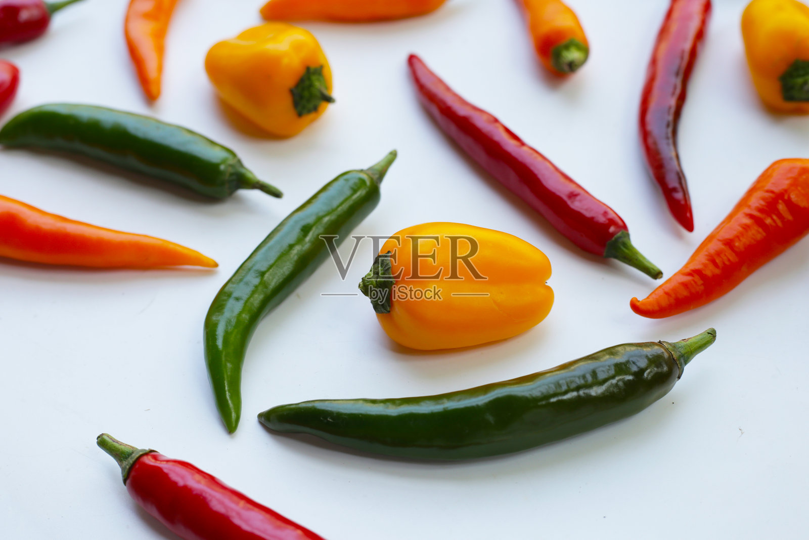 白色背景上的辣椒。照片摄影图片