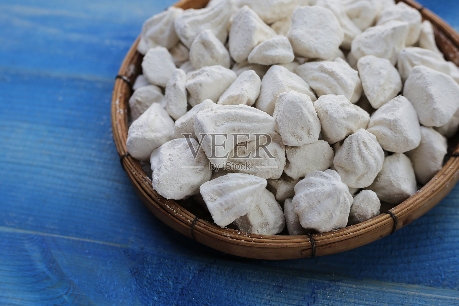 白色粘土填料,软质粉笔。泰国传统,宋干节照片摄影图片