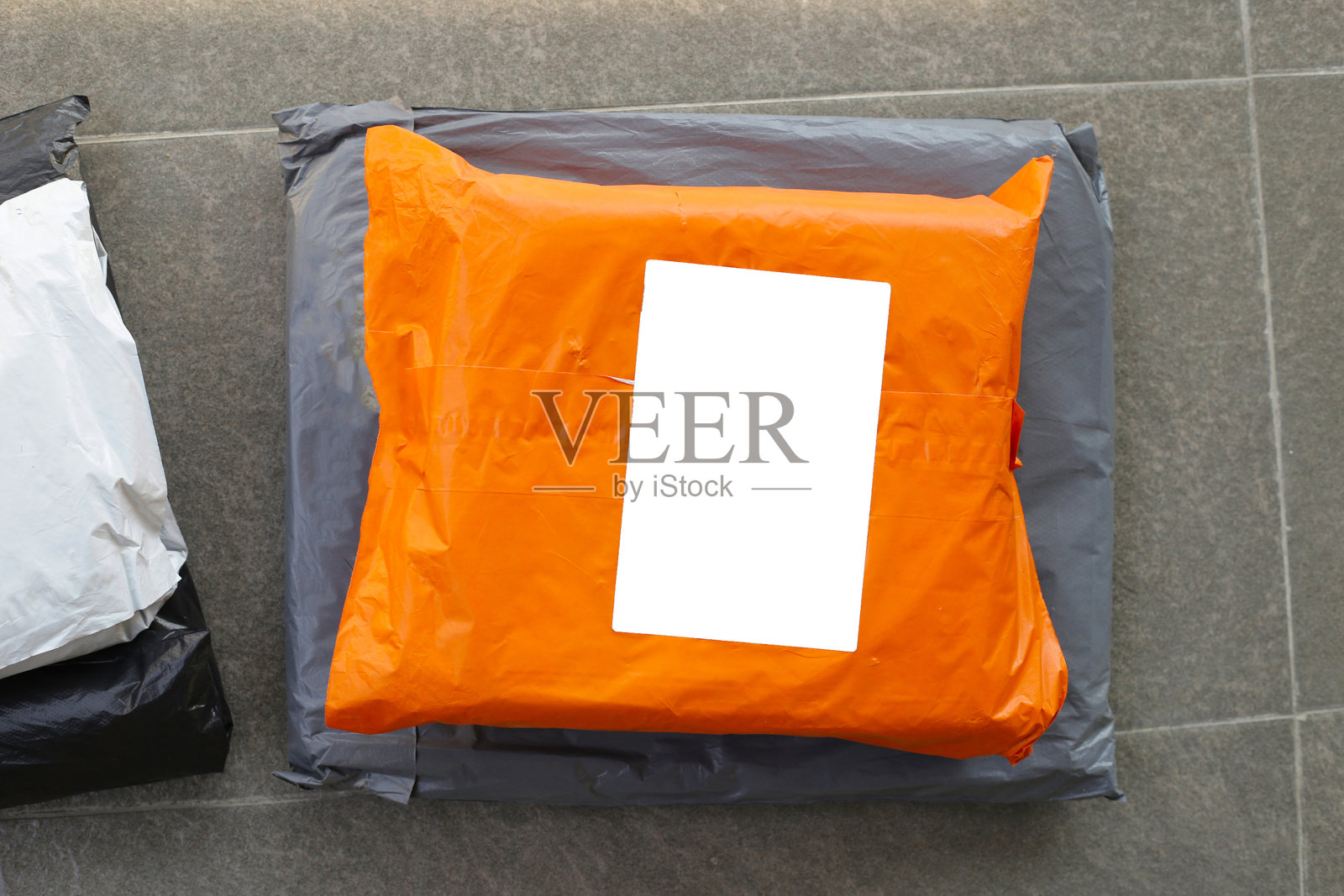 地板上的塑料包裹袋照片摄影图片