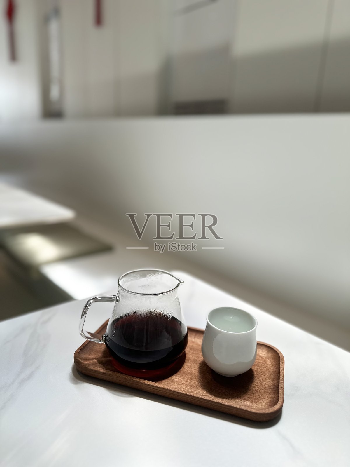 木质环境中的滴漏咖啡幸福感照片摄影图片