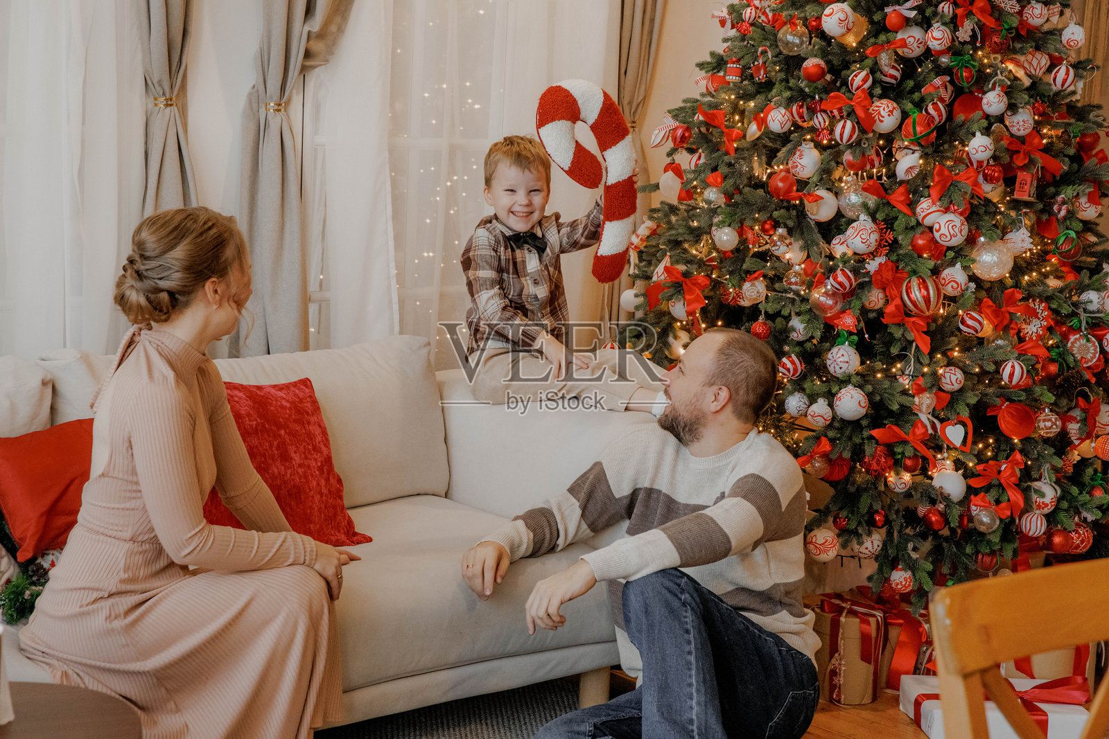 在家与家人共度新年或圣诞前夕照片摄影图片