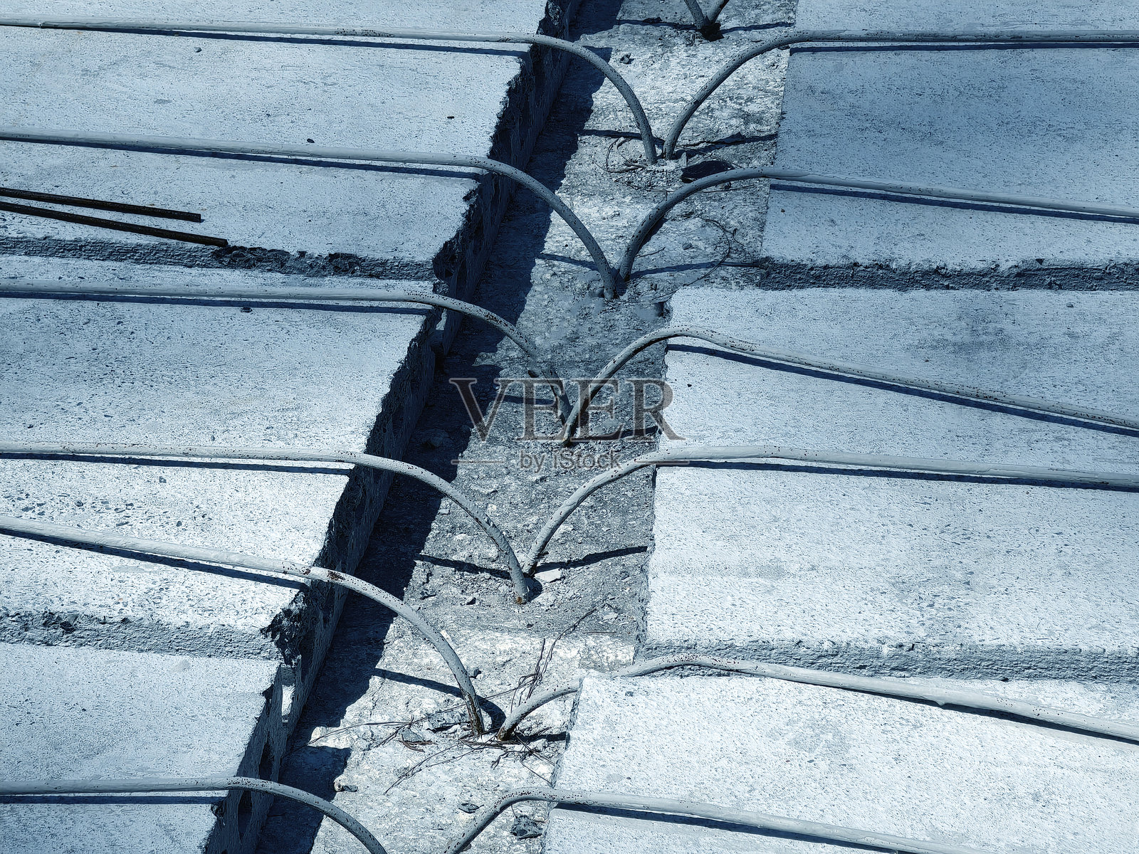 现代湖泊步行堤坝的建设照片摄影图片