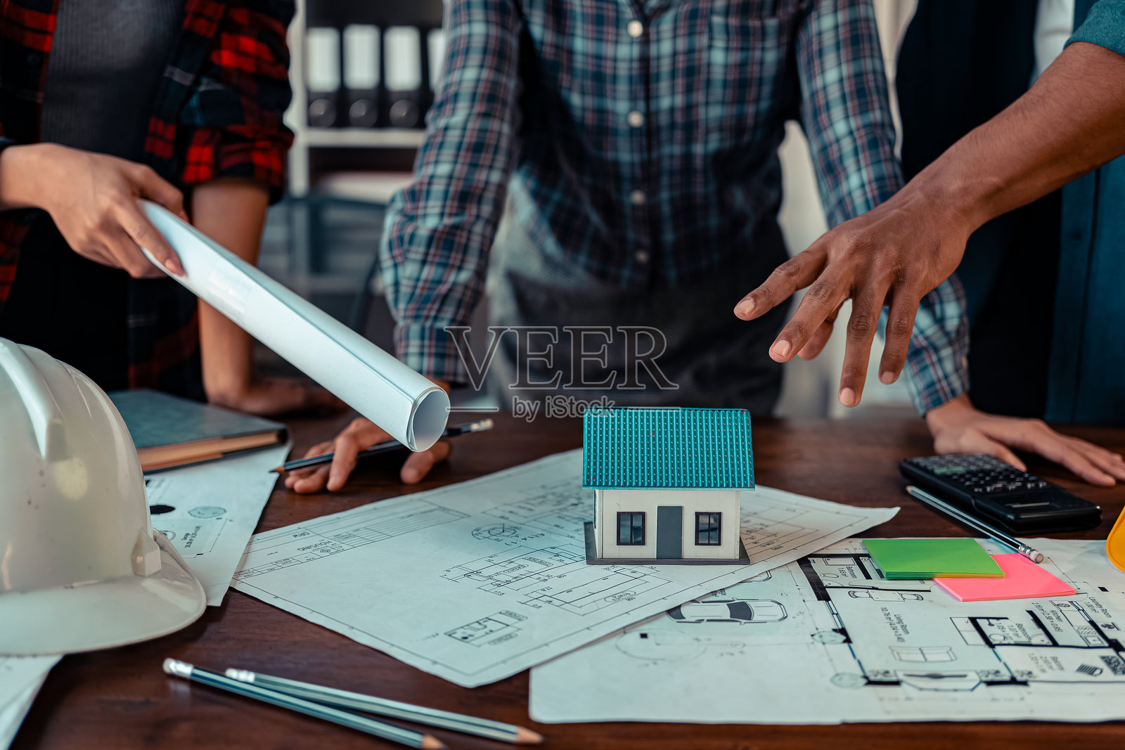 工程师团队与房地产商会议,讨论住宅设计、物业改善、建筑、室内设计与装饰合作,特写摄影照片摄影图片