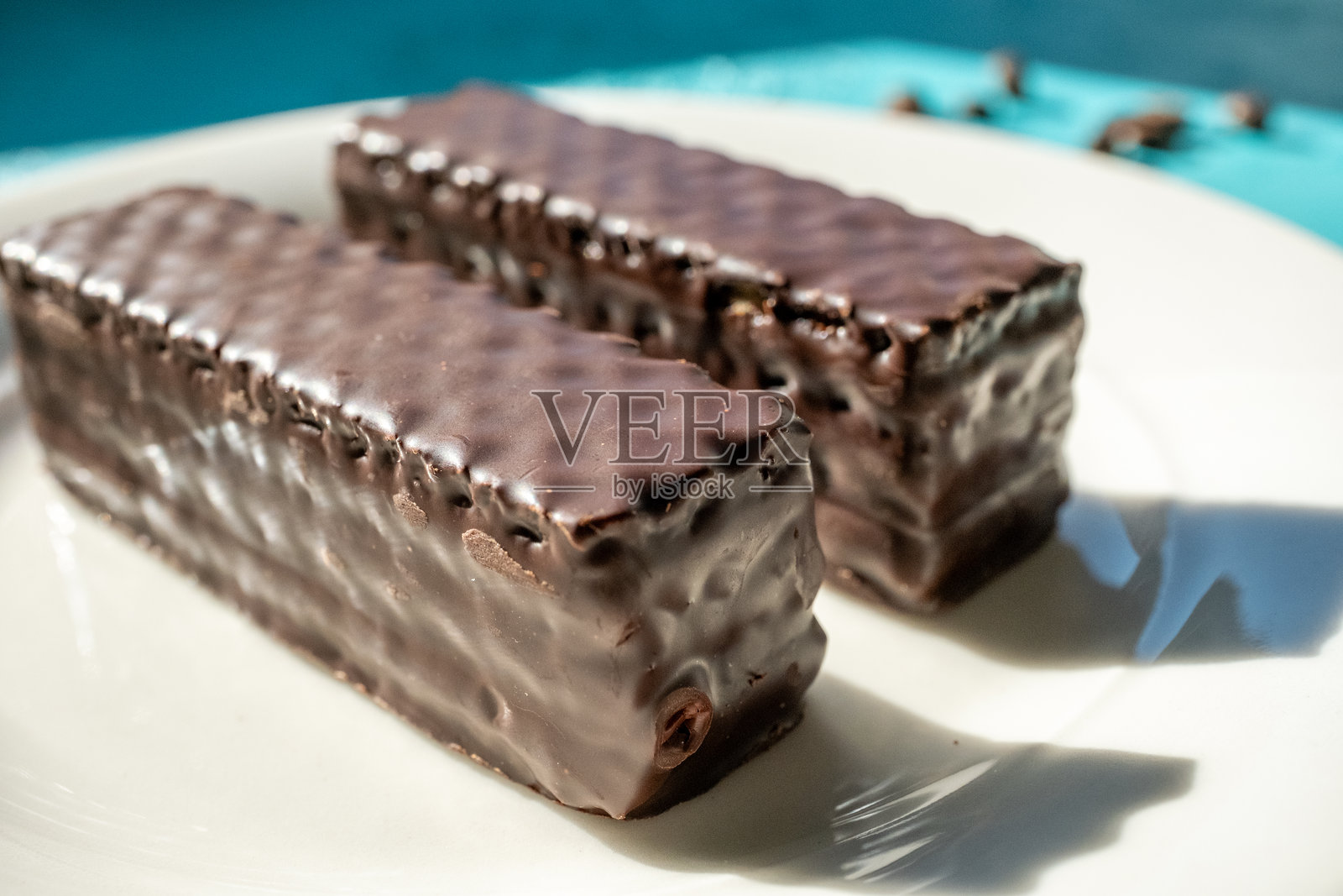 白盘上的可颂和蛋糕,旁边是一杯浓缩咖啡照片摄影图片