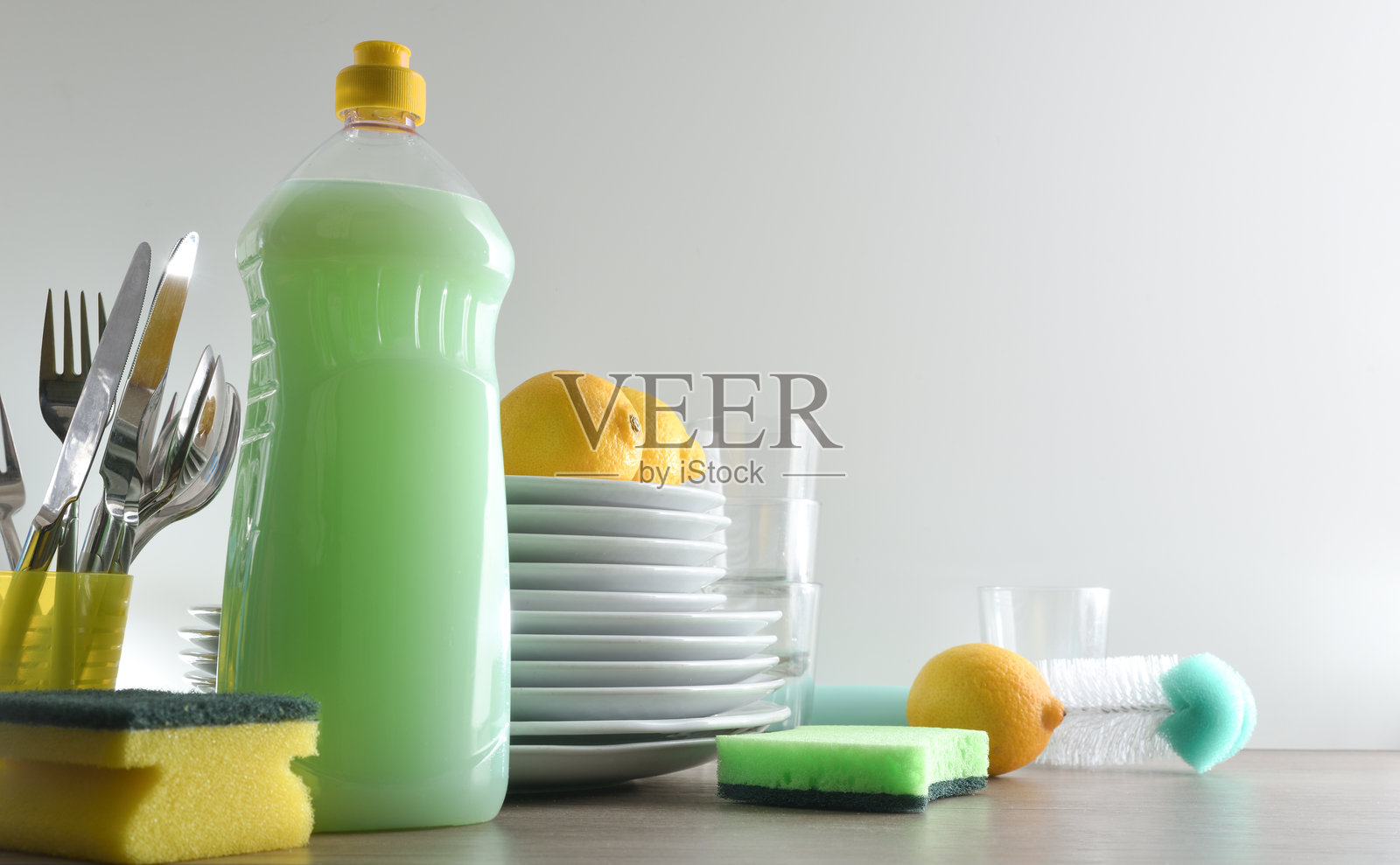 环保洗碗机,上面放着盘子和柠檬,摆放在木制长凳上照片摄影图片