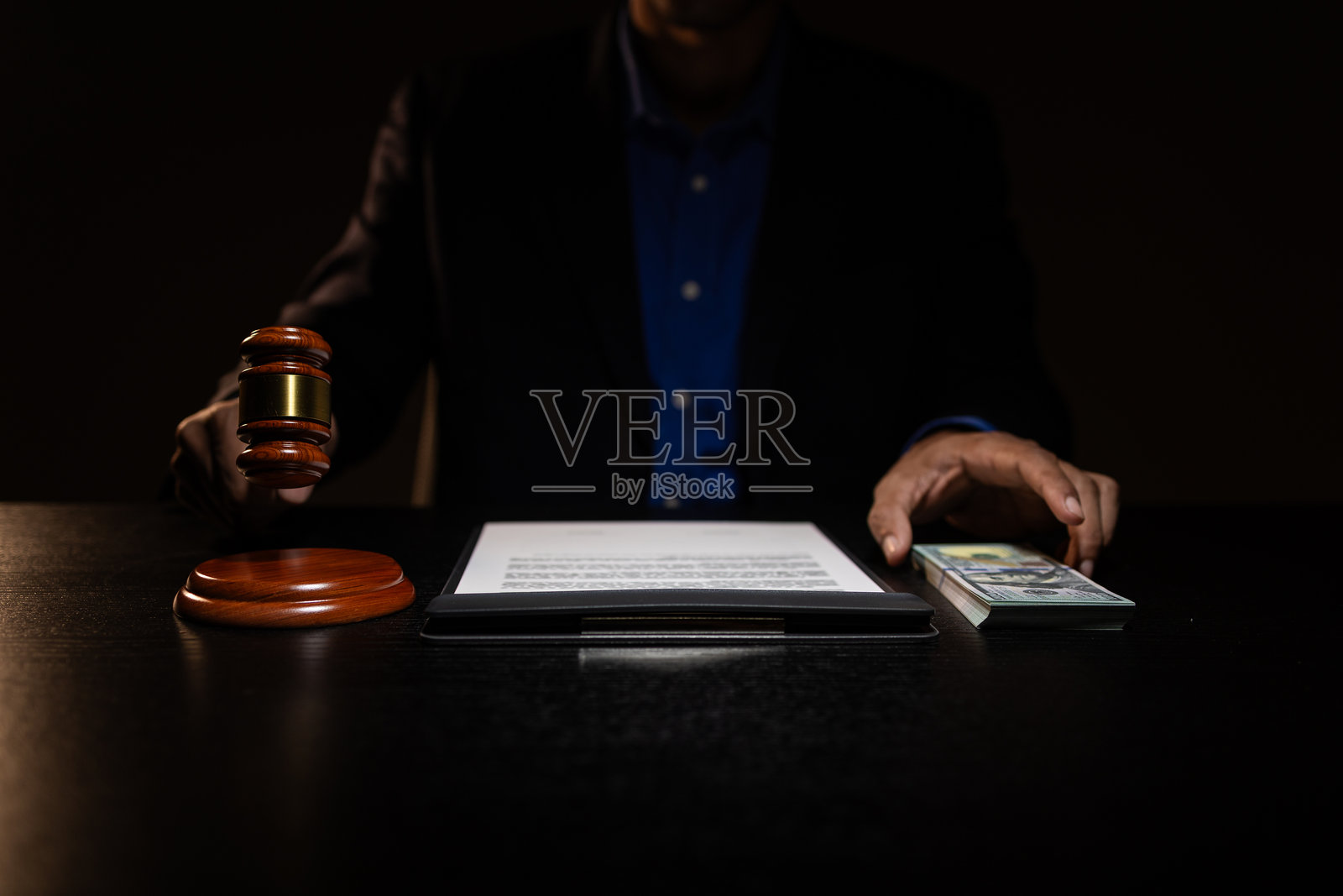 一名律师在律师事务所加班到深夜,因为有许多客户文件需要审核。照片摄影图片