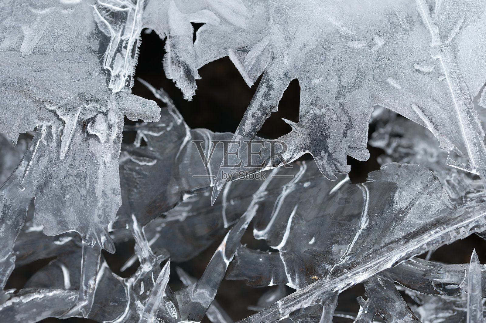 冰冻的溪流和冰的特写照片。自然中的美丽冬季抽象背景。水和冬季的概念。照片摄影图片