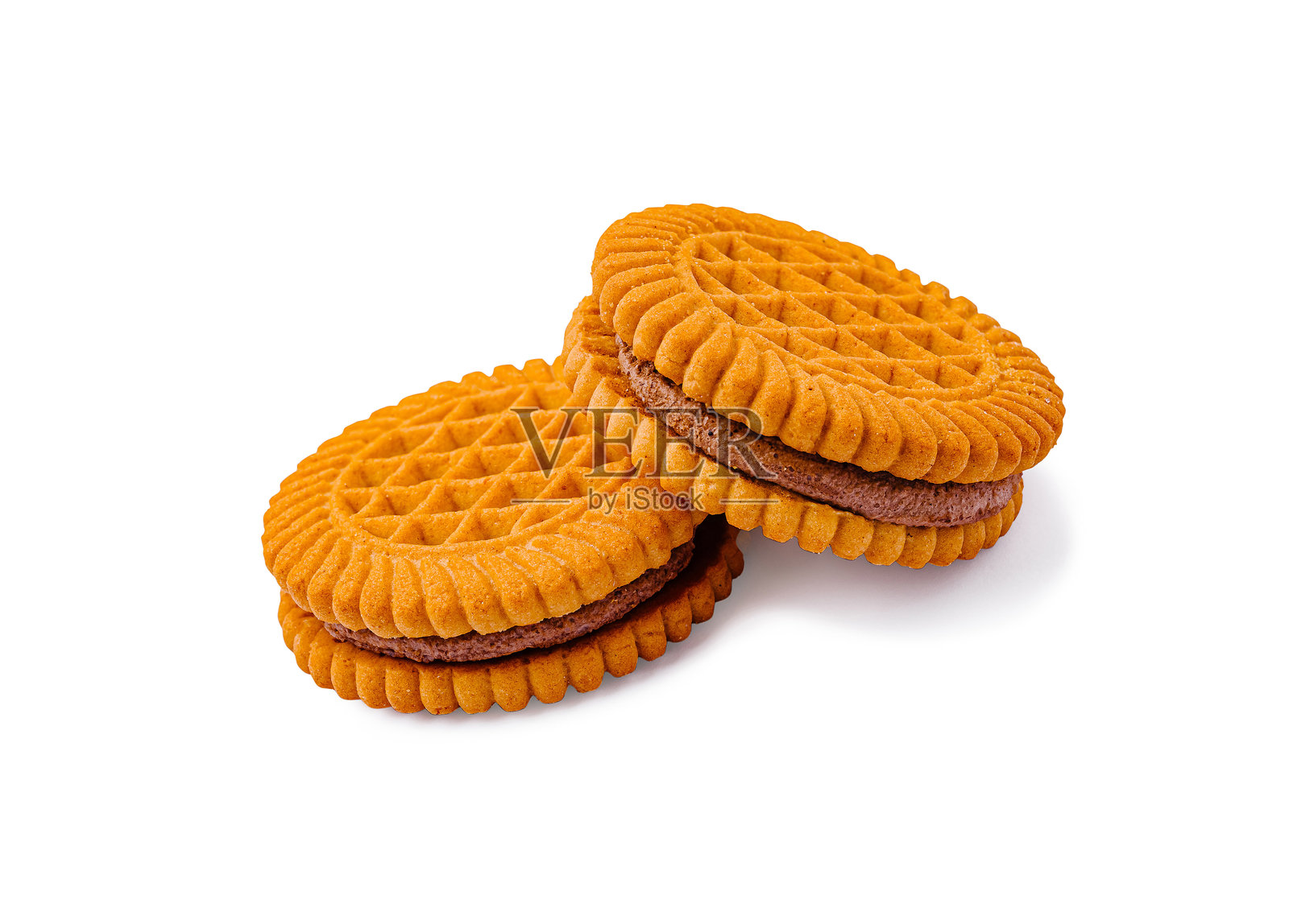 叠放在白色表面上的饼干,饼干之间可见有纹理设计和巧克力夹心。照片摄影图片