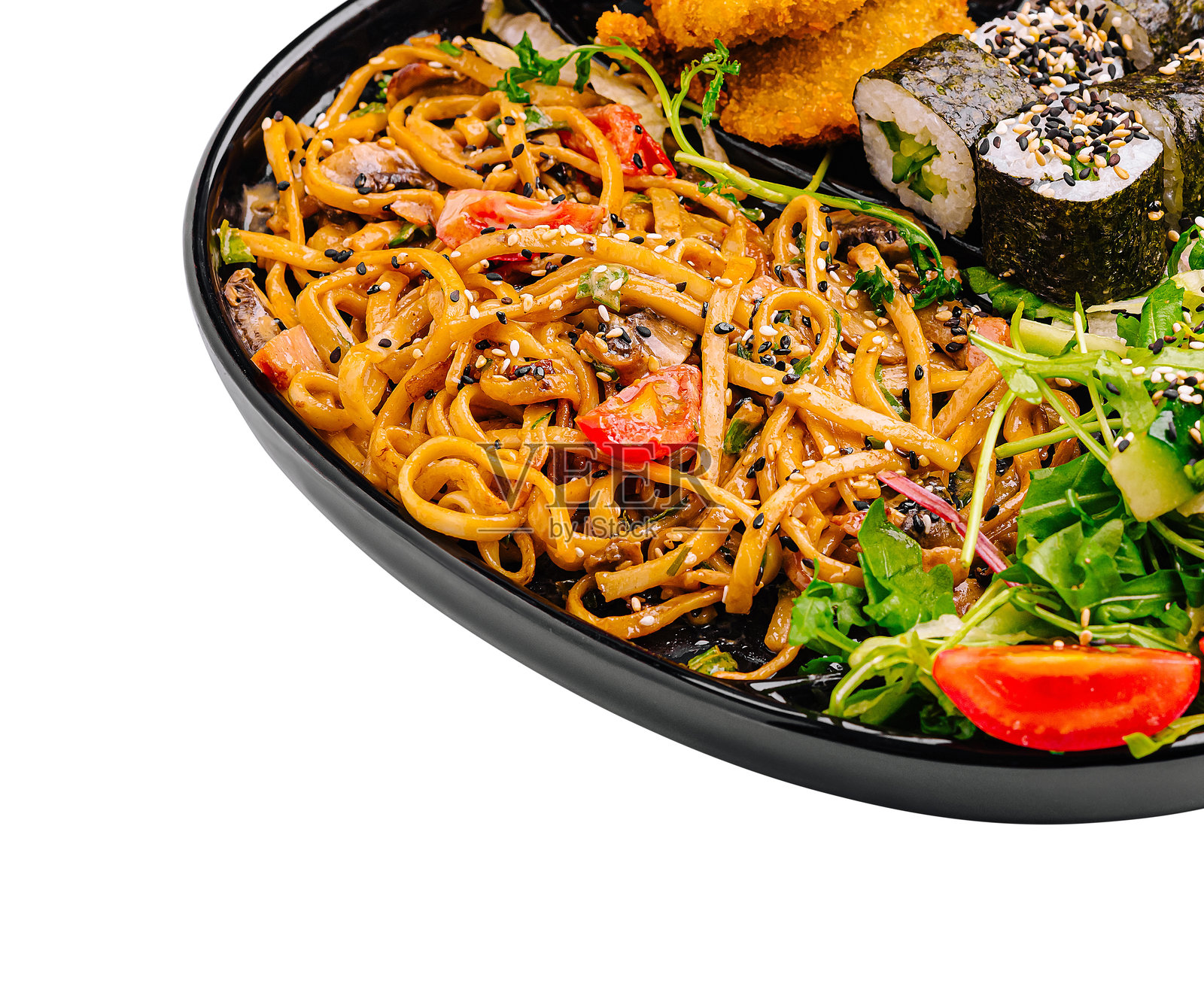 美味的亚洲风味拼盘,包含面条、寿司卷、脆皮鸡和新鲜沙拉照片摄影图片