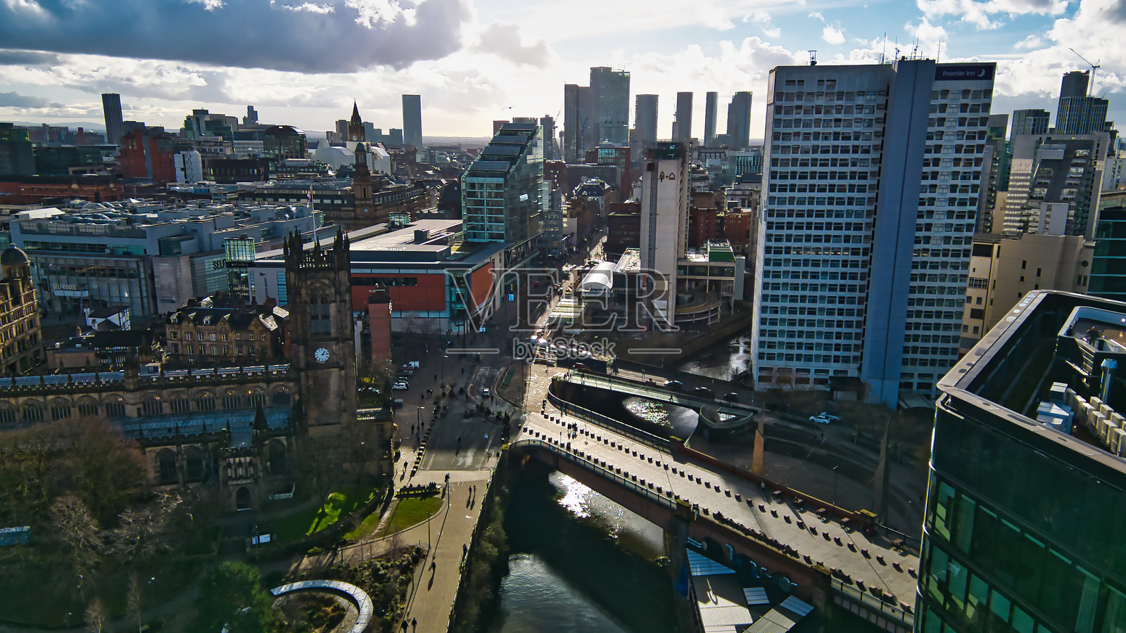 曼彻斯特市中心:建筑和运河的鸟瞰图照片摄影图片