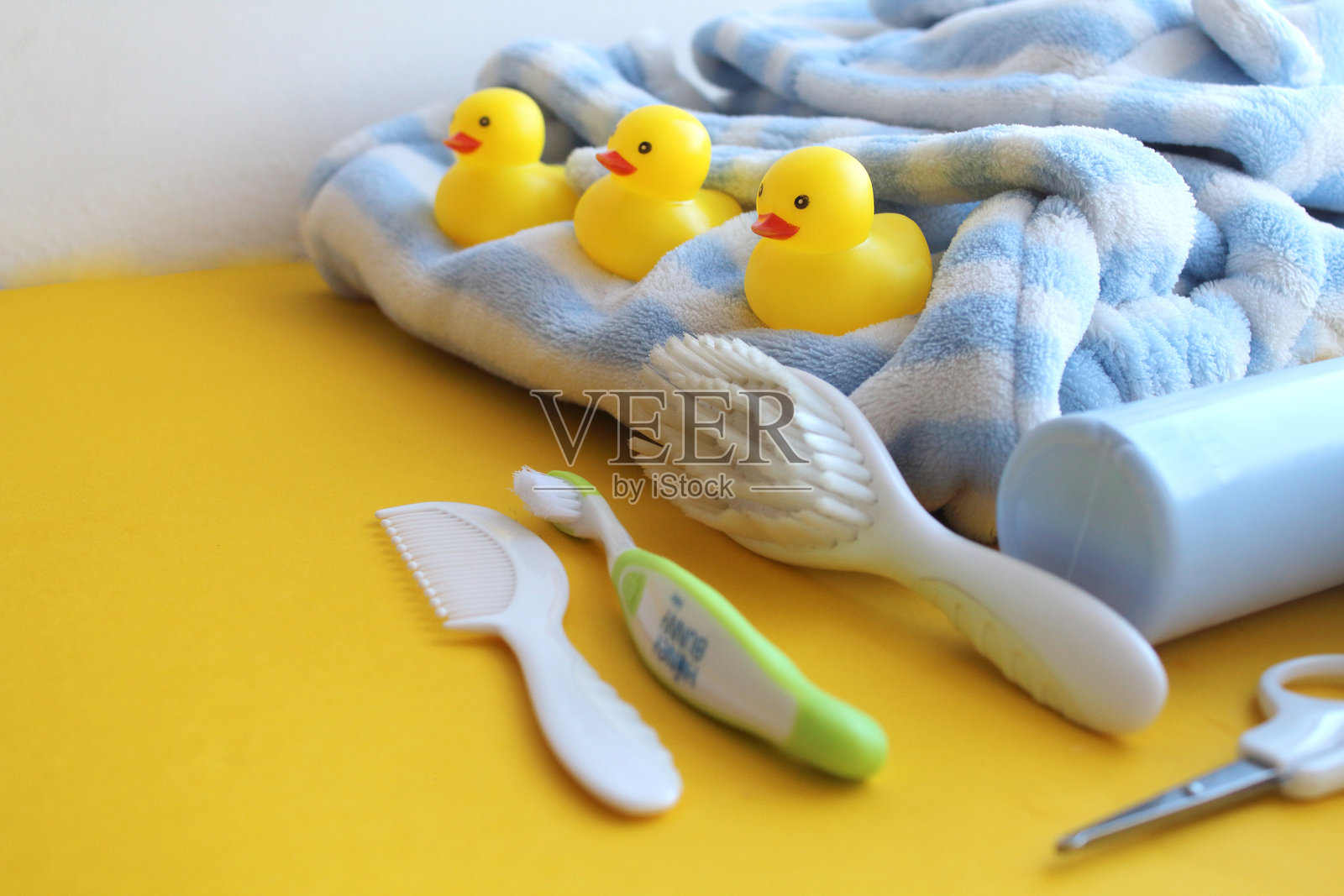 黄色背景上的护肤产品照片。照片摄影图片