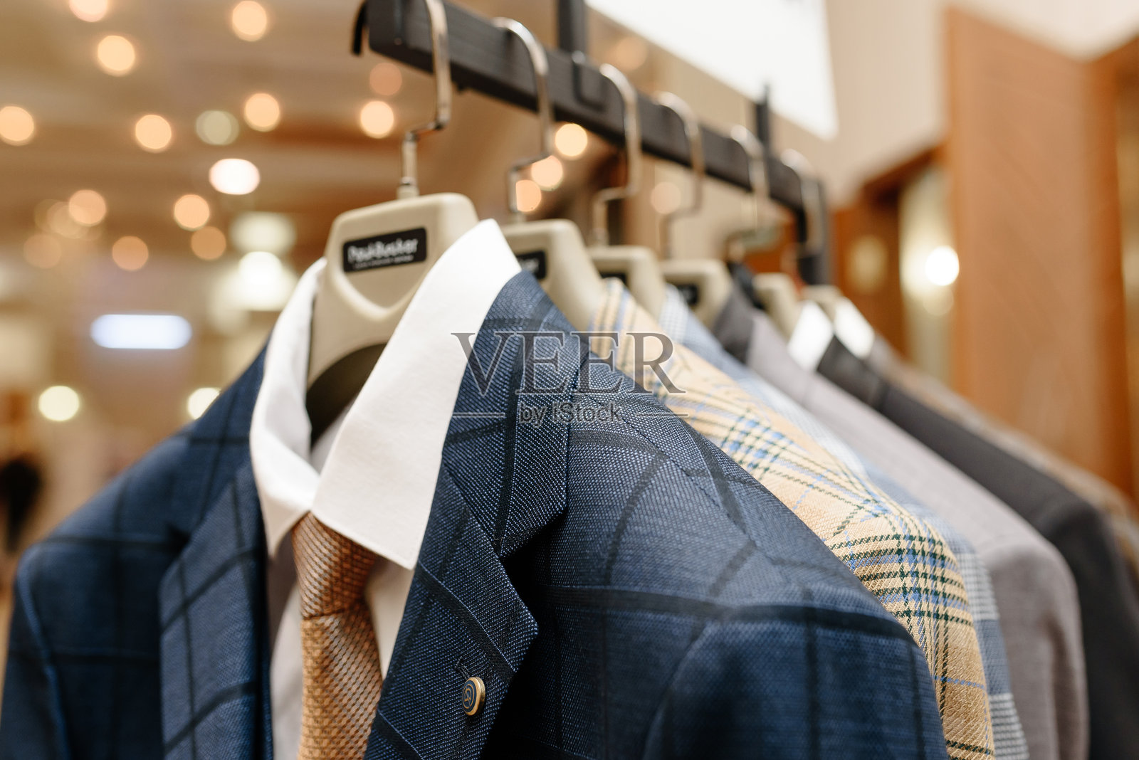男士夹克挂在展厅的衣架上照片摄影图片