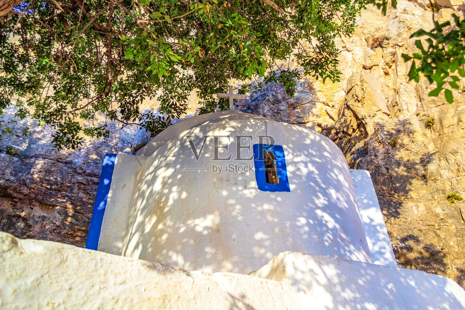 圣托里尼希腊梅萨冯诺山上的古老小教堂Zoodochos Pigi照片摄影图片