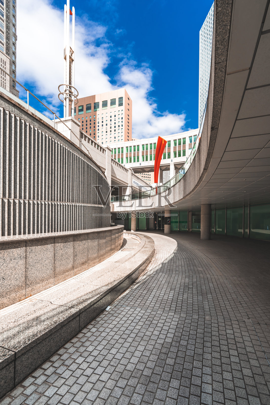 蜿蜒的小路穿过日本东京的现代建筑群照片摄影图片