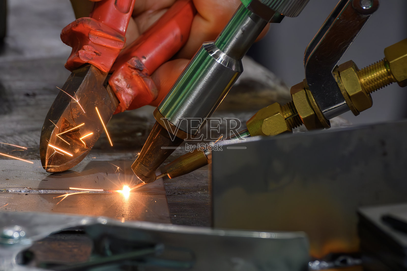 机器人系统激光焊接过程的特写场景。照片摄影图片