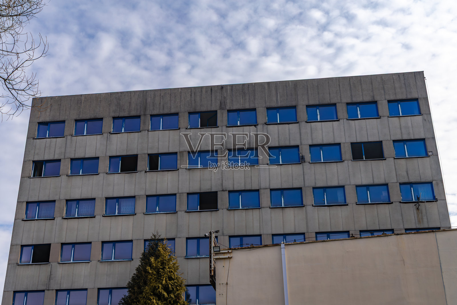 废弃的老办公楼,破碎的窗户,市中心的毁坏建筑,关闭的办公室,波兰员工的大规模裁员照片摄影图片