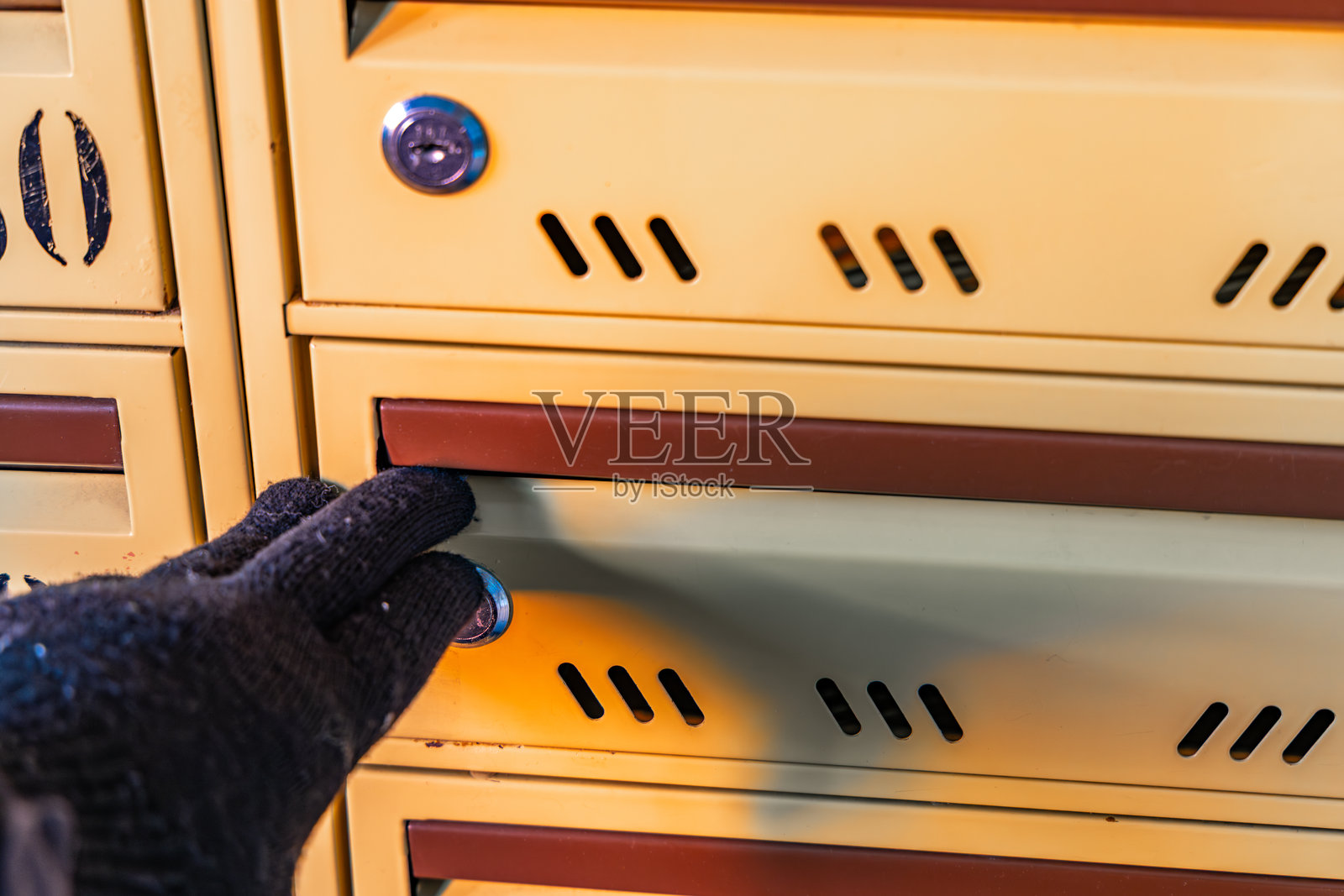 旧邮箱,损坏的邮箱,试图从邮箱中盗取信件照片摄影图片