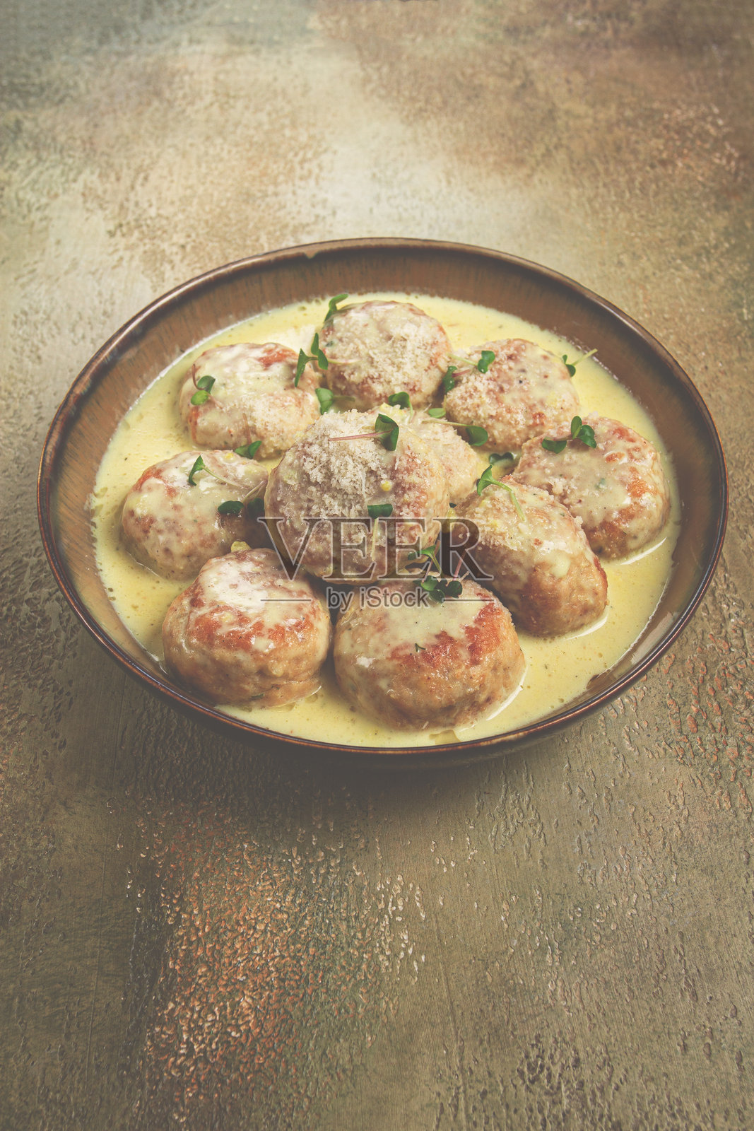 鸡肉丸,奶油酱,撒上帕尔马干酪和微型绿叶,家常制作,无人出镜照片摄影图片