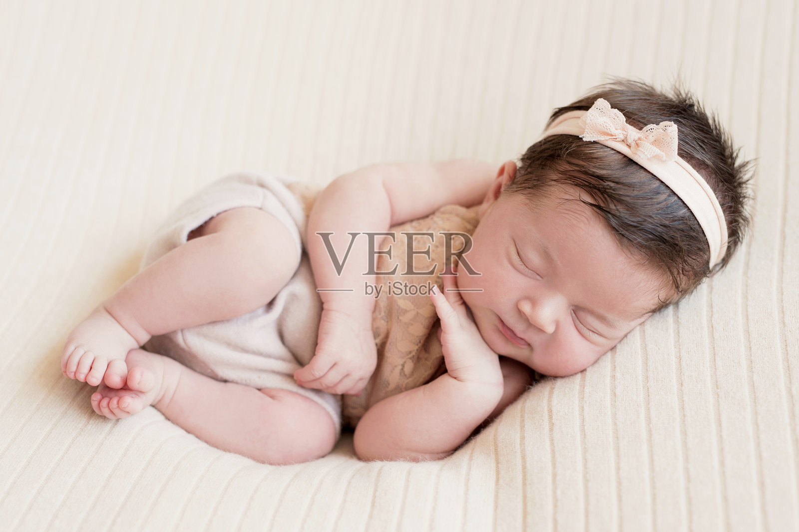 睡着的新生儿。健康与医疗概念。健康的孩子,医院和幸福母亲的概念。婴儿。快乐的怀孕与分娩。儿童主题。婴儿和儿童用品。照片摄影图片