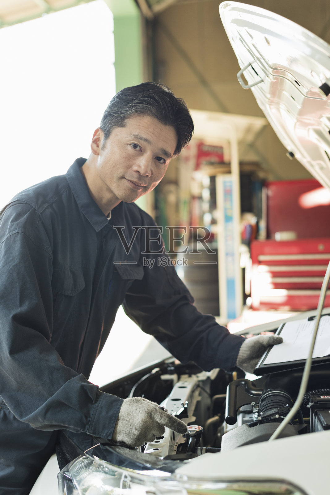 中年男性汽车修理工照片摄影图片