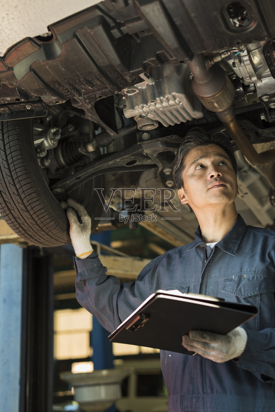 中年男性汽车修理工照片摄影图片