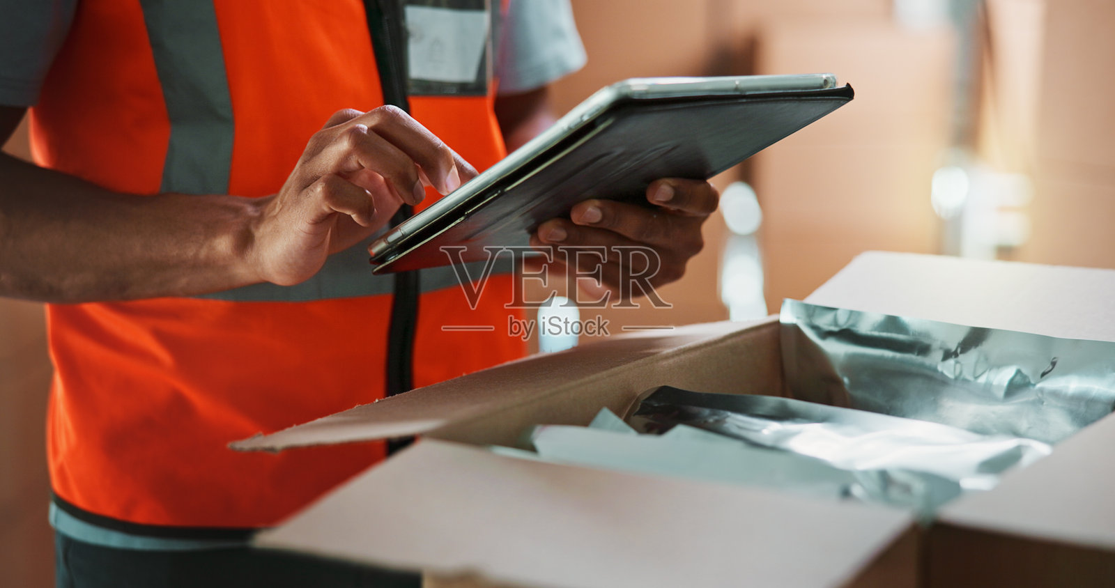 仓库中用于发货的手、平板电脑和包裹,配有卷轴、库存和供应链工作的检查。人员、货物和触摸屏用于清单、应用程序和物流分发的箱子。照片摄影图片