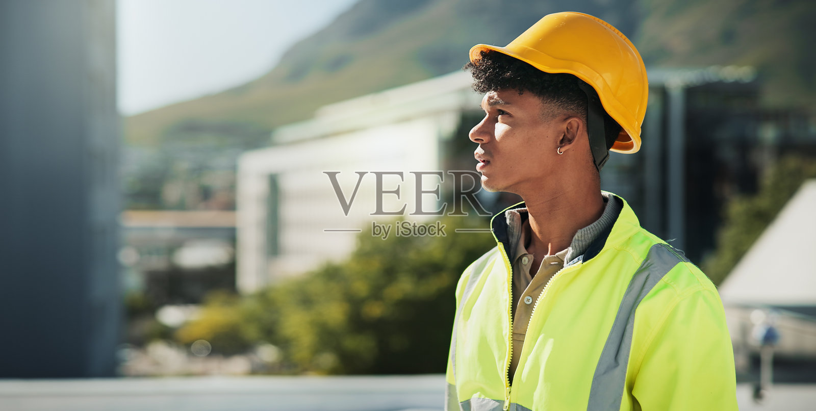 城市建筑工地上的男子进行现场检查,思考安全和工程问题。屋顶上的项目管理和承包商进行维护,涉及建筑和城市发展理念。照片摄影图片